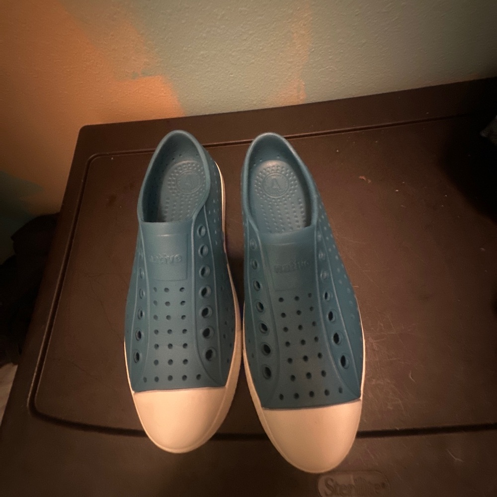 Native Jefferson Unisex Blue Water Friendly Shoes is w/7, M/5